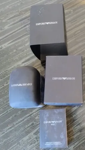 Estojo com caixa e manual relógio Armani.