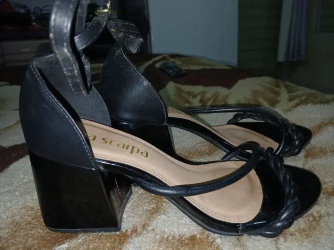 VENDO DOIS SALTOS TAMANHO 37