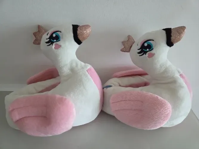 pantufas infantis de pelúcia em formato de cisne da marca Puket, na cor branca com detalhe