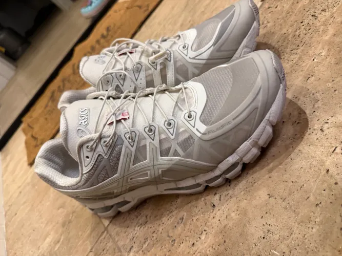 Tênis ASICS Kayano-20 x Unaffected