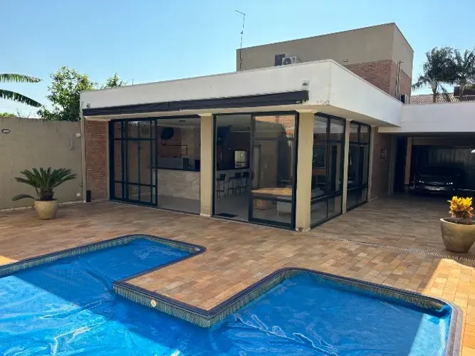 Casa com piscina e área de lazer