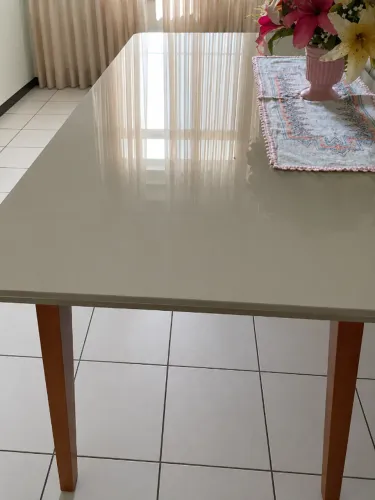 Mesa 6 lugares base em madeira maciça e vidro laqueado