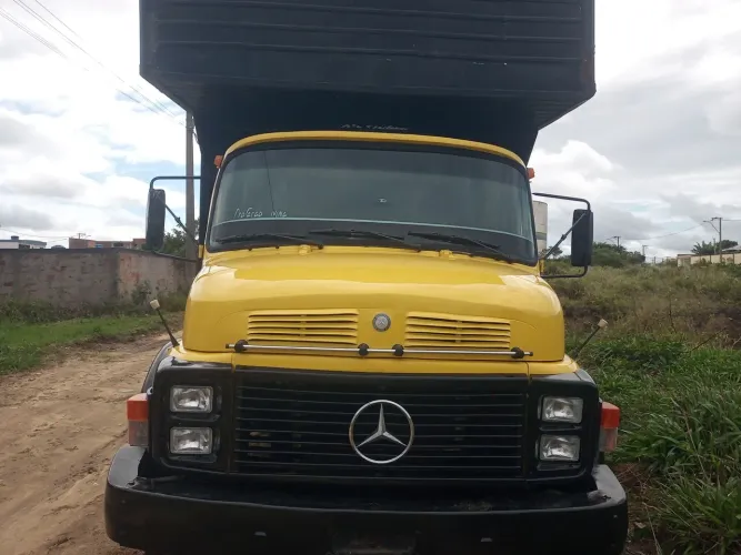 Caminhão MB 1313 truck bau