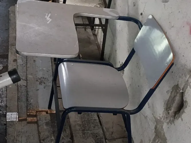 Carteira escolar de ferro
