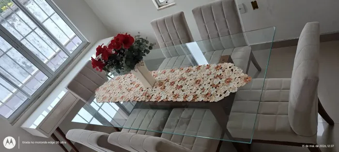 Conjunto mesa de jantar com 6 cadeiras estofadas