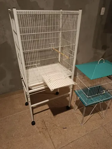 Vende-se duas gaiolas para pássaros no geral R$ 480. Disposto a negociar.