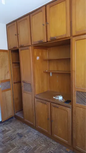 Guarda-roupa Espaçoso de Madeira Maciça - Impecável!
