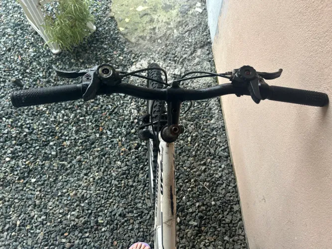 Bicicleta Mormaii Full Suspension Aro 26 - Branca e Preta