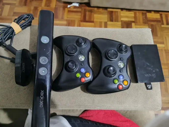 Xbox 360 Slim RGH + 720GB + Kinect + 2 Controles