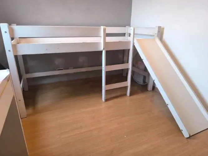 Cama Infantil Elevada com Escada e Escorregador removível.