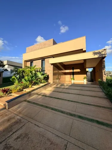 Casa de condomínio à venda em Rio Verde com churrasqueira, piscina, armários, 3 suítes e e