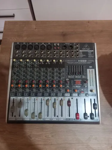 Mesa de som Behringer Xenix 1222 USB