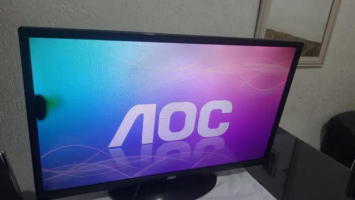 Vende-se essa TV e monitor aoc 24 polegadas funcionando perfeitamente, só tem essa mancha 