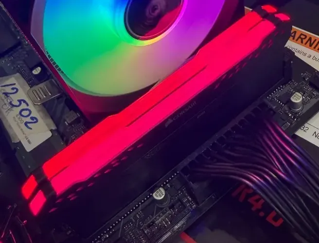 Kit Memórias DDR4 16gb(2x8) 3000MHZ Corsair Vegeance RGB Pro- Loja física