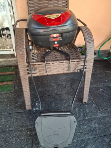 Vendo baú e suporte da givi
