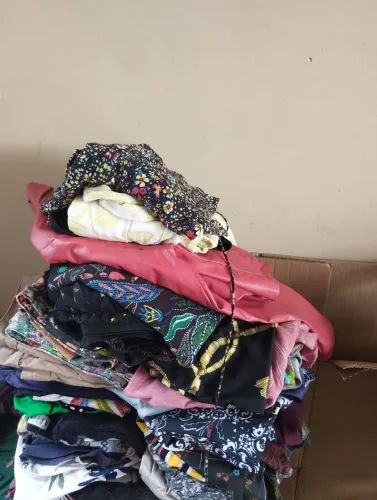 Vende-se lote de roupas plus e M