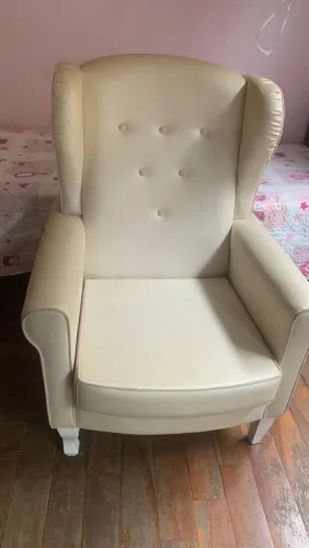 Poltrona de amamentação cor creme