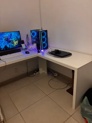 Vende-se mesa de computador nova 