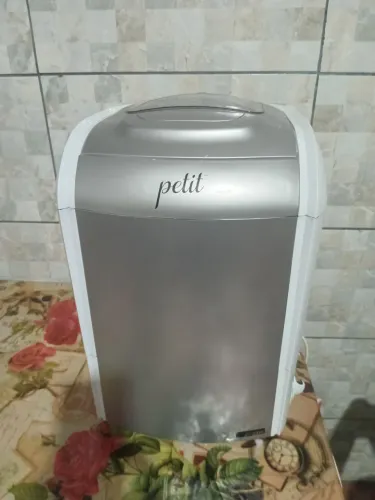Mini Lavadora Semiautomática Praxis Petit de 1,2 kg na cor branca com detalhes em cinza.