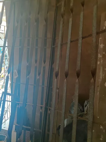 Portão gradeado retrátil , de três folhas