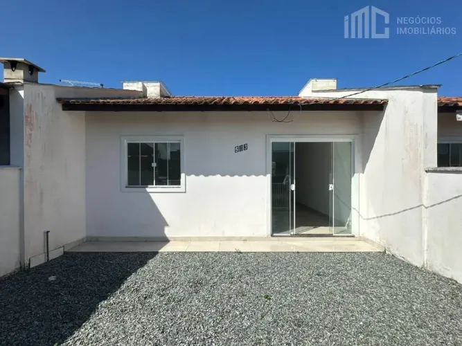 Casa geminada com 3 dormitórios - 500m do mar | Salinas - BBS/SC