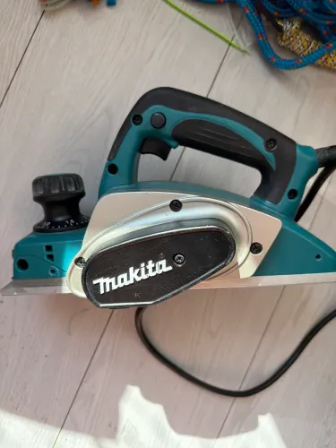 Plaina elétrica manual Makita 620W KP0800