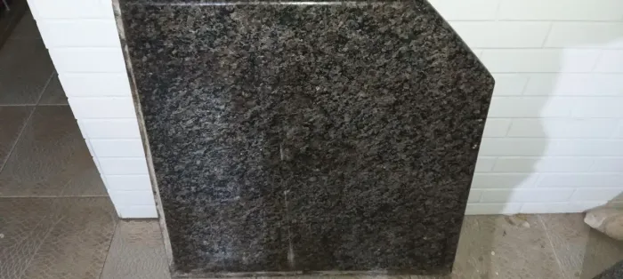 Armário de canto com tampo de pedra