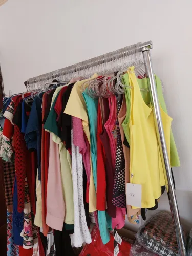 Vendendo roupas novas, fechando loja: 100 peças lindas por 2.500 reais