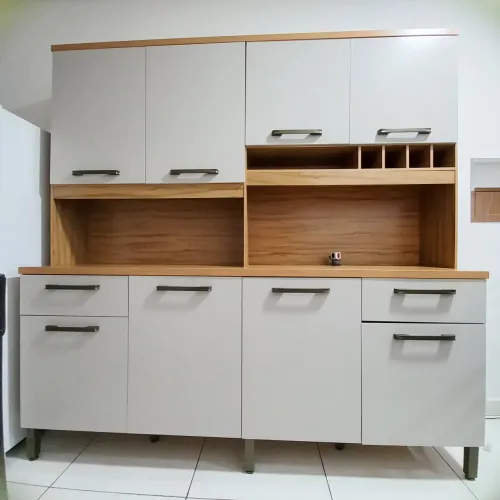 Armário de cozinha, 8 portas, 4 gavetas e 8 pés. Alto com bastante espaço, todo em MDF