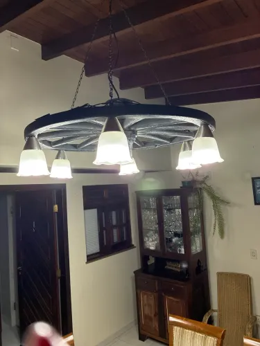 Lustre rústico de roda de carroça