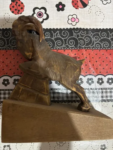Escultura entalhada em madeira representando um bode-selvagem (tipo de cabra-montesa)