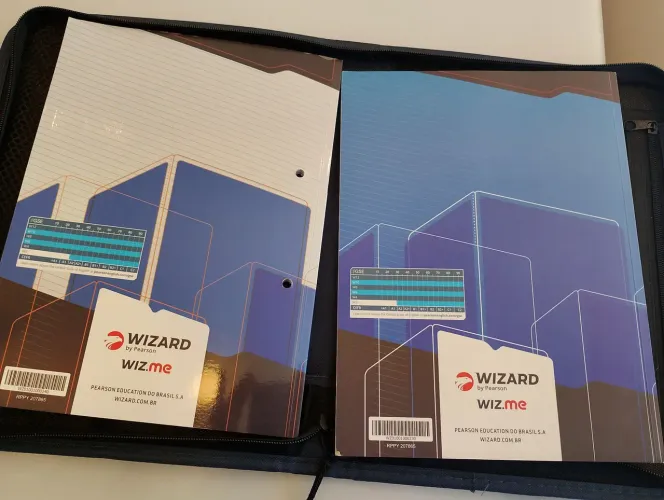 Material de inglês Wizard 2026 praticamente novo