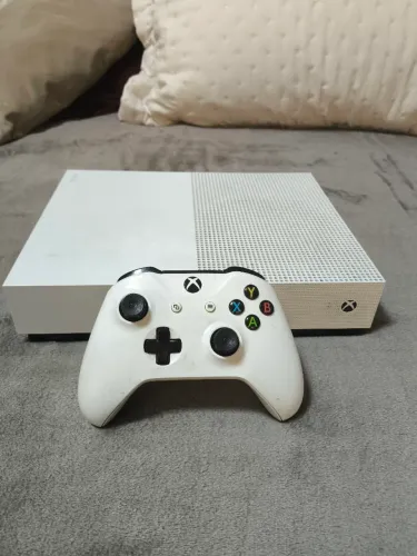 Xbox One S 1 TB - 1 Controle - FIFA 25 e GTA 5