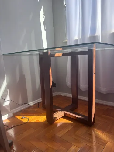 Mesa de jantar com tampo de vidro sem as cadeiras