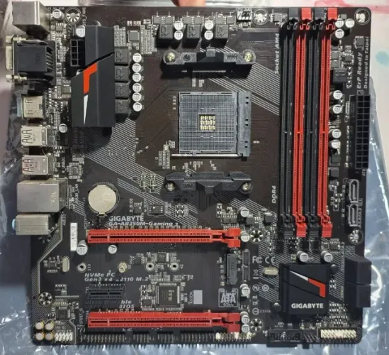 Placa-mãe Gigabyte AB350M Gaming 3 AM4 - COM DEFEITO (com caixa)
