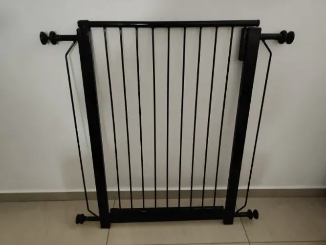 PORTÃO CLÁSSICO GRADE DE PROTEÇÃO PARA PORTA 80CM. ACESSO PET - PRETO