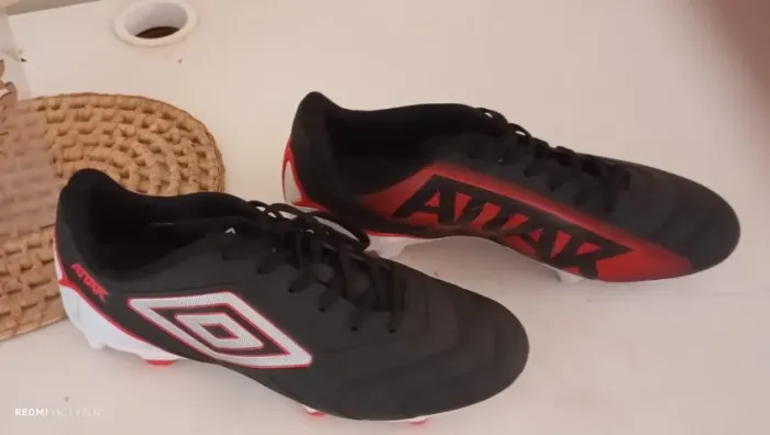 Vendendo chuteira da umbro de campo tamanho 38 e 39