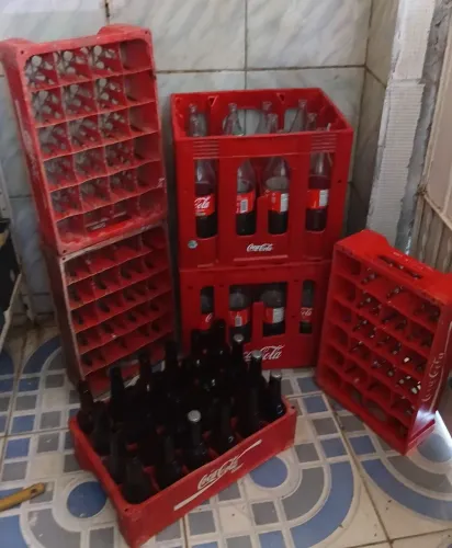 Caixa e garrafa de refrigerantes