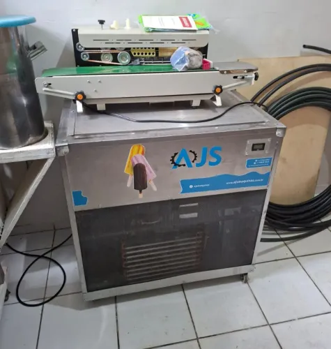 Máquina de fazer picolé 