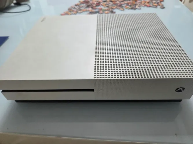 Xbox One S com 2 controles originais e 1 generico com fio, todos revisados