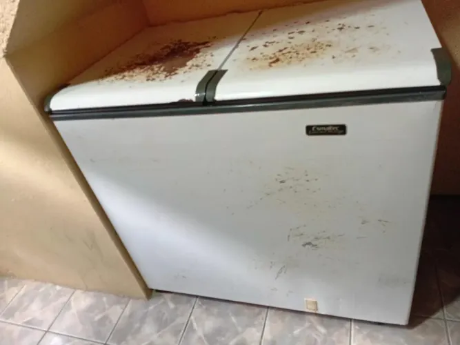 Freezer com vazamento interno, mais q da pra adaptar e voltar a gelar com borrachas nova.