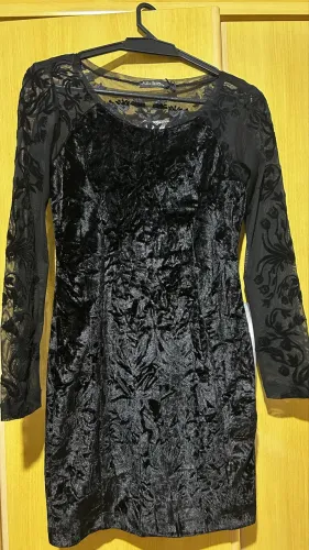 Vestido preto curto em veludo e tule nas mangas