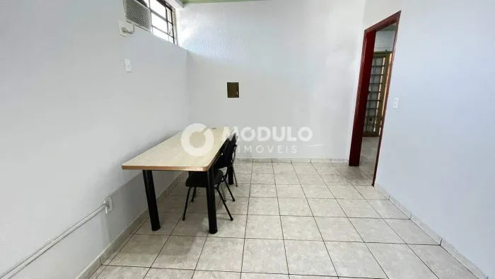 Sala comercial disponível para locação no bairro Santa Mônica.