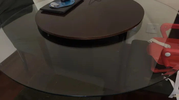Mesa de jantar de madeira com base giratória + vidro + 4 cadeiras