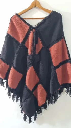 Poncho em lã natural feito à mão. Usado apenas uma vez. Super quentinho.
