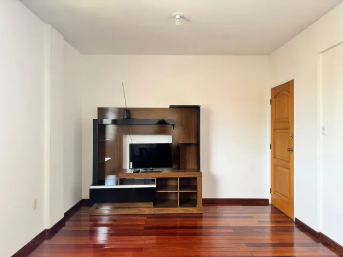 Apartamento mobiliado em rua plana no Morro da Glória para locação