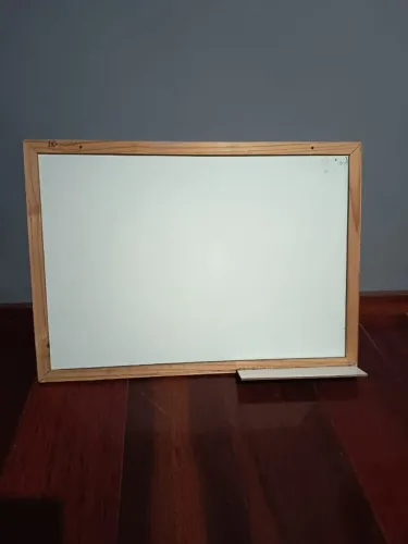 Quadro Branco com moldura em madeira.