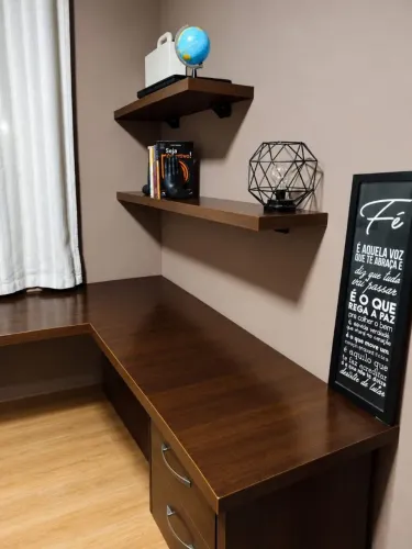 Mesa de escritório com prateleiras (Mdf duplo)