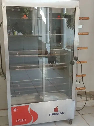 Vende-se uma assadeira frango,cabe 30 frango esta em bom estado