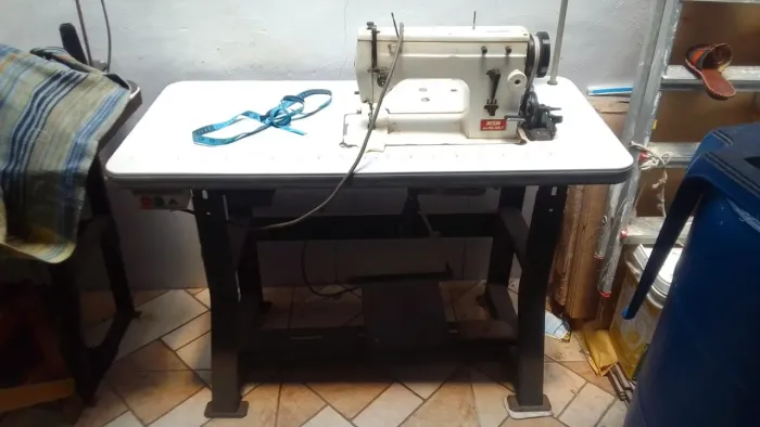 Máquina de costura com mesa
